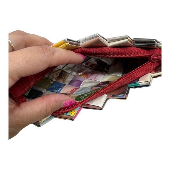 ECOIST Woven Wrappers Recycled Magazine Zippered Wristlet Clutch Purse - Picture 9 of 10